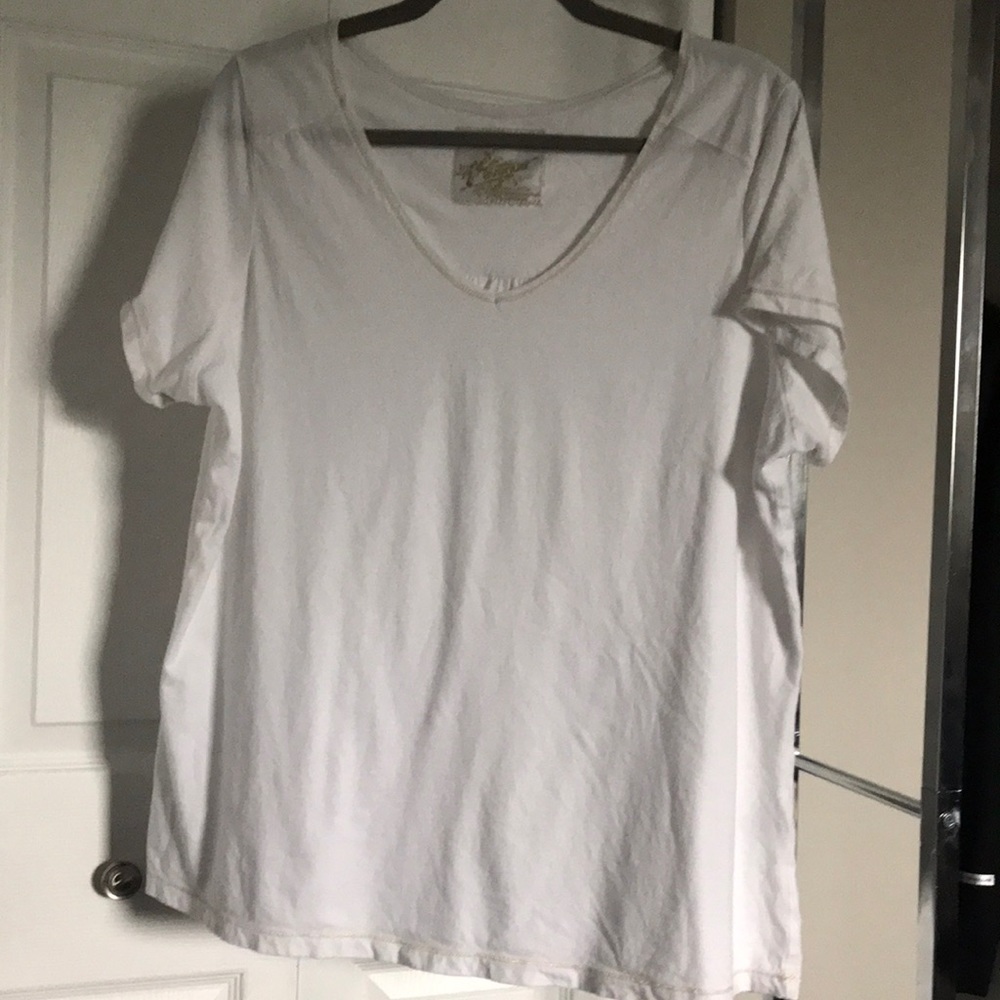 18 /20 avenue white v neck tee